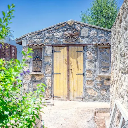 Osman Aga Culture House דירה